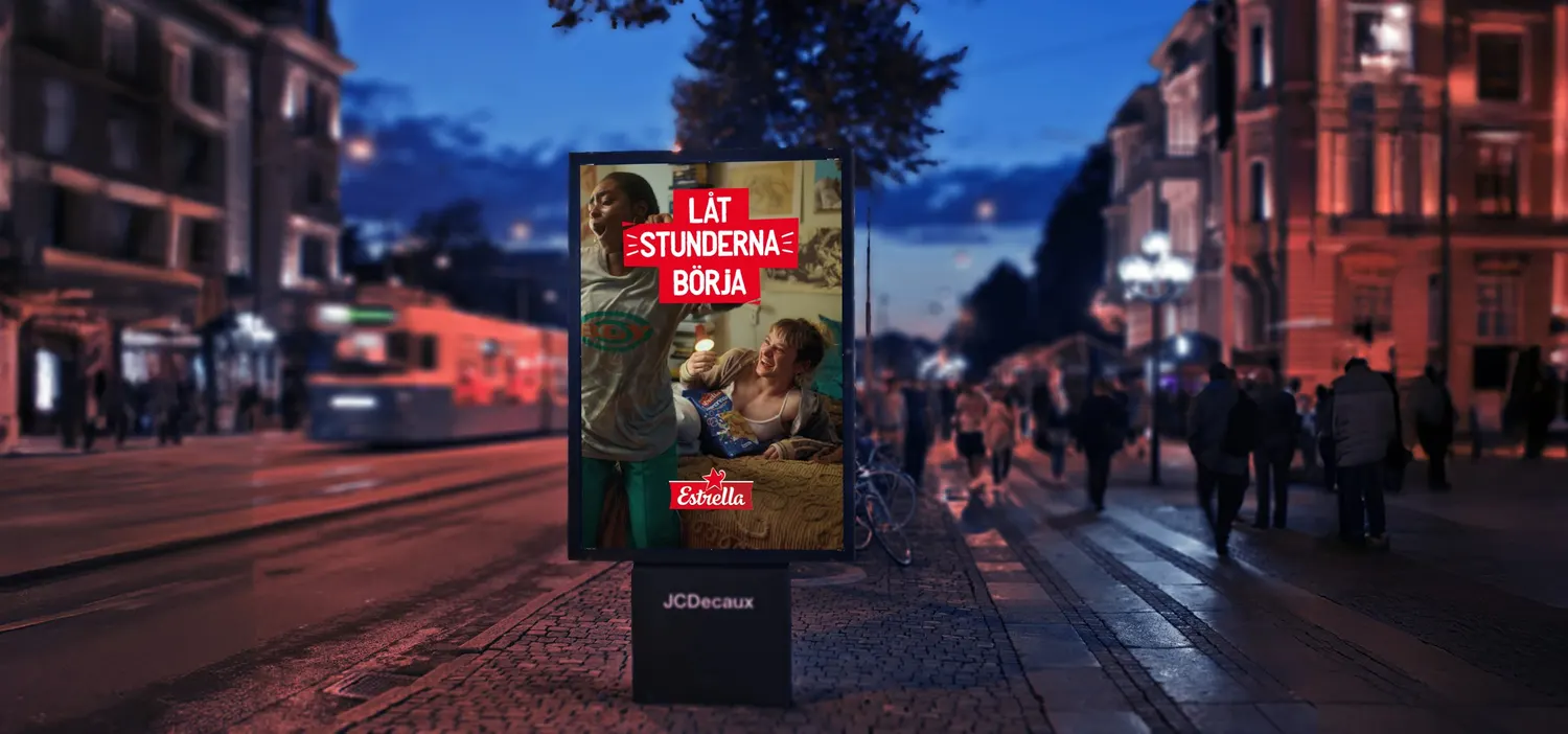 Estrella Låt stunderna börja poster at a tram stop at night