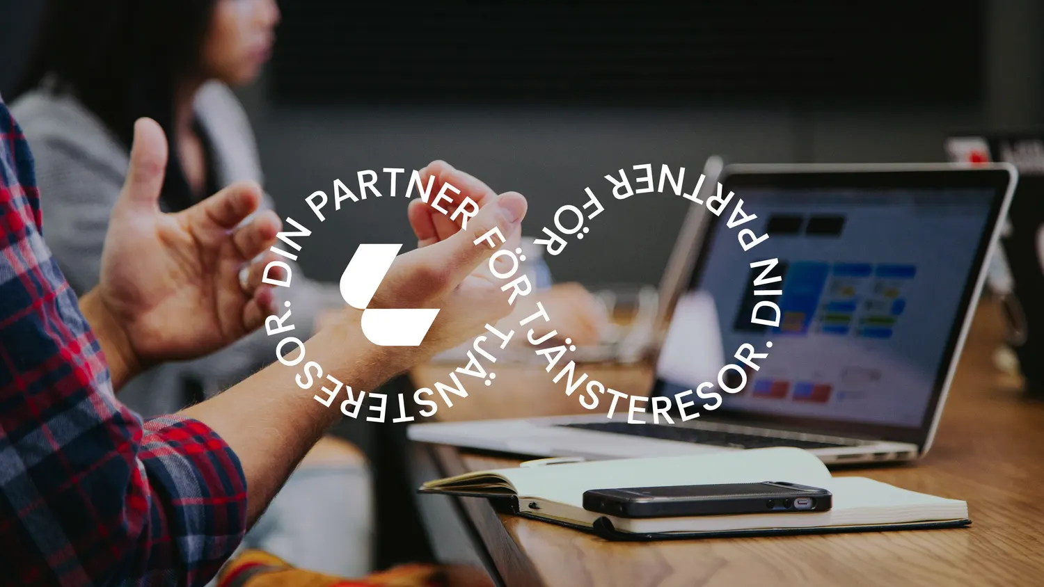 Lingmerths symbol with the circular text Din partner för tjänsteresor over a business meeting