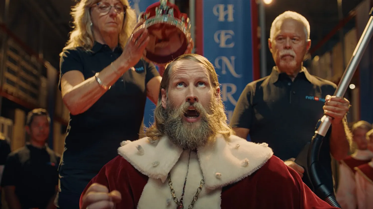 Henrik Nyblom crowned King of NetOnNet in the warehouse, NetOnNet campaign