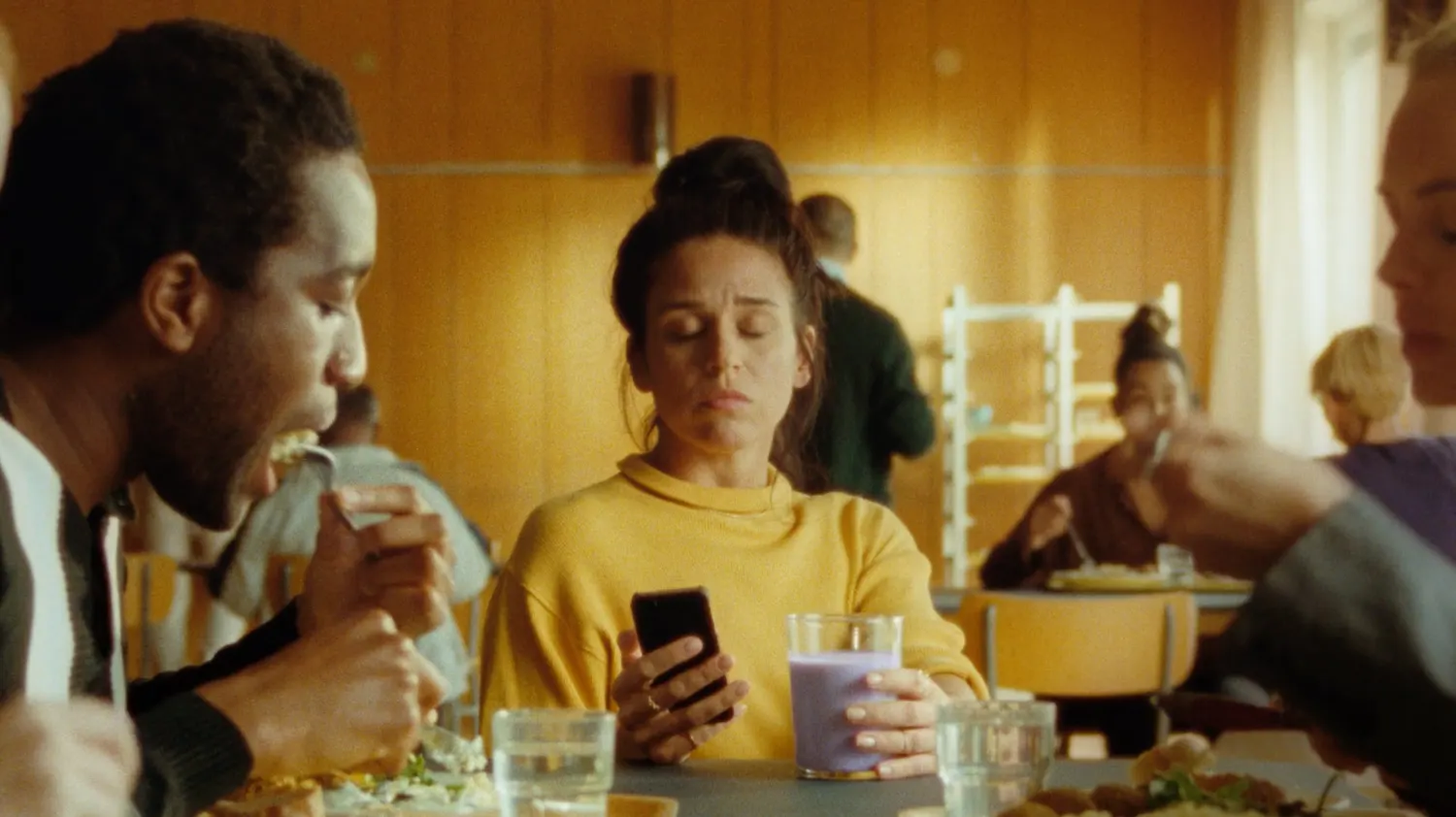 Friends eating breakfast at a café table, Risenta campaign